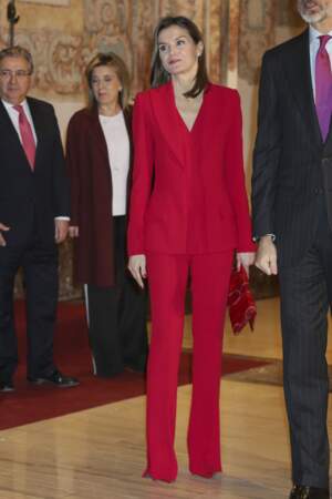 La reine Letizia d'Espagne, habillée en rouge vif le 22 mars 2018