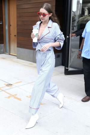 Gigi Hadid dans une tenue style pyjama à New York le 23 juin 2017