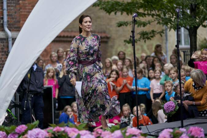 Mary de Danemark monte sur scène au festival des fleurs, à Odense, au Danemark