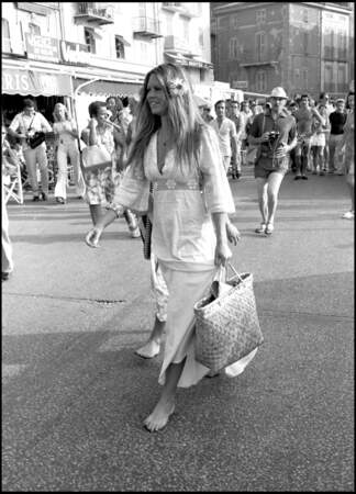 Brigitte Bardot en 1974 à Saint-Tropez : l'icone du panier en osier.