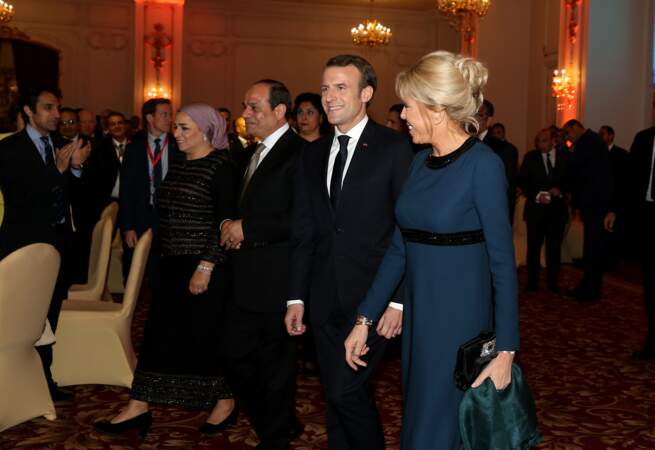 Brigitte Macron radieuse avec son chignon brushé dans l'esprit des sixties, très tendance cette année