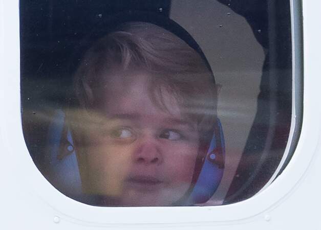 Le nez écrasé sur la vitre de l'avion, George de Cambridge attend avec impatience le décollage