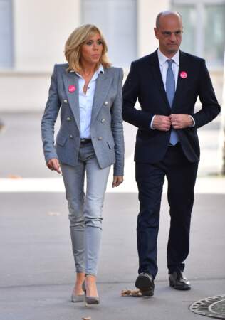 Brigitte Macron : blazer à épaulettes, jean slim gris, escarpins, un look toujours trendy