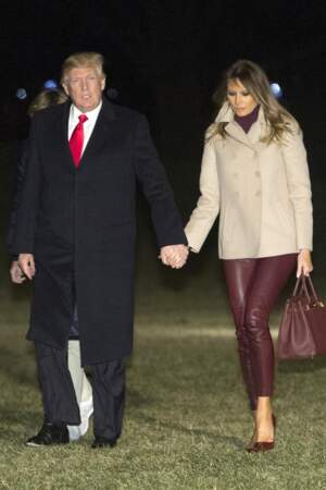Melania Trump, en pantalon en cuir Helmut Lang, escarpins Louboutin et sac Hermès, le 1er janvier 2018