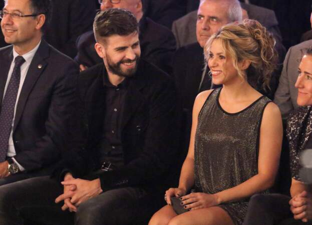 Gerard Piqué reçoit le prix du meilleur athlète catalan à Barcelone en 2016, accompagné par la chanteuse Shakira