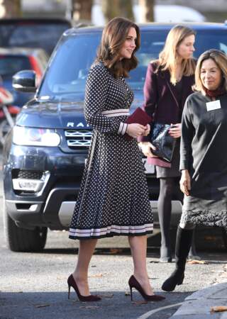 kate Middleton très chic en robe Kate Spade et pochette Mulberrry