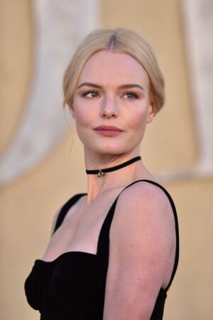Kate Bosworth accessoirise son cou d'un choker fin en velours noir