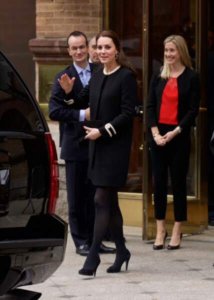 Kate Middleton, enceinte de 4 mois dans un manteau boutonné, à New York, le 8 décembre 2014.