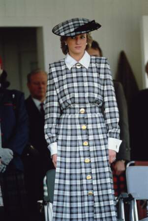 La princesse porte une robe Catherine Walker lors des Braemar Games en septembre 1989