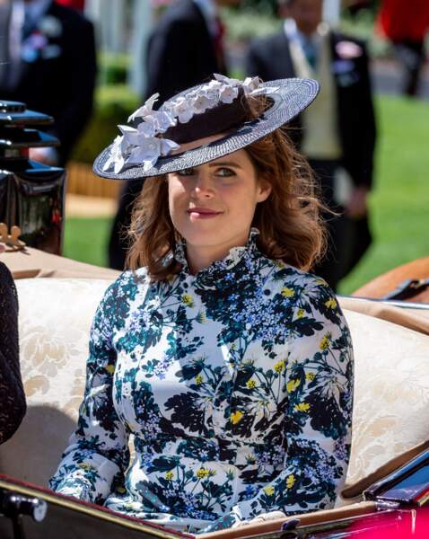 Pour le Royal Ascot 2018, Eugenie d'York assortit son chapeau à fleurs à une robe fleurie bleue.