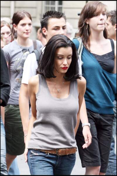 Carré long et bouche rouge, le look sexy de Jenifer sur le tournage du clip "L'Or de Nos Vies" en 2006