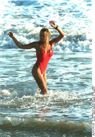 Bain de mer pour Pamela Anderson