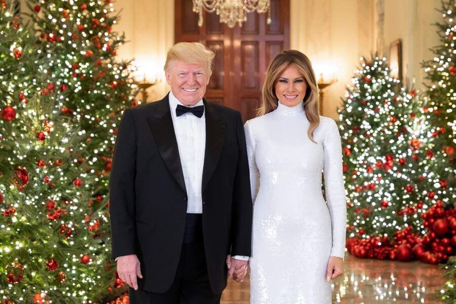 Donald Trump et Melania, à la Maison Blanche pour la carte de voeux de la présidence, le 15 décembre 2018. Melania arbore alors une robe blanche, scintillante, et près du corps. Un style qu'elle adore. 