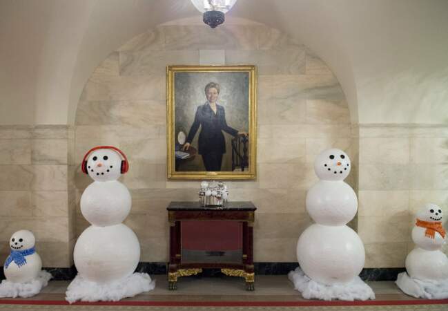 L'ex-first lady Hillary Clinton entourée de bonhommes de neige