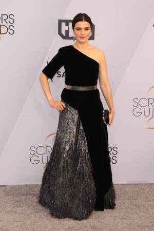 Rachel Weisz portait une robe Givenchy et des bijoux Cartier lors des SAG Awards 2019.