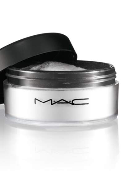 2/ Une poudre pour matifier le teint mais eti fixer le rouge à lèvres : Set Powder Invisible, MAC, 29,50 €.