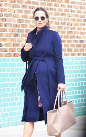 Pippa Middleton très enceinte et très chic en manteau bleu ceinturé, baskets Jimmy Choo et Ray-Ban