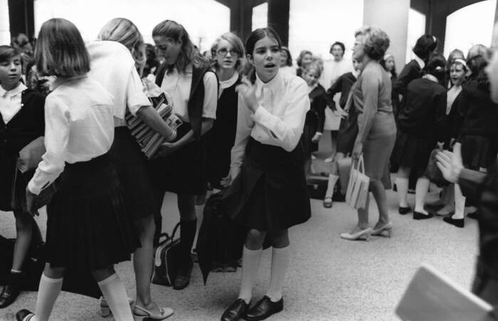 Caroline de Monaco, jeune et jolie écolière, photographiée avec ses camarades de classe à la fin des années 1960