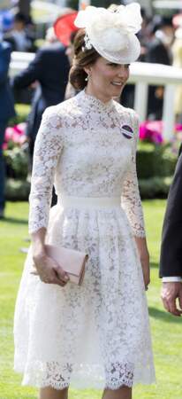 Catherine Middleton, la duchesse de Cambridge, toujours fan de dentelle