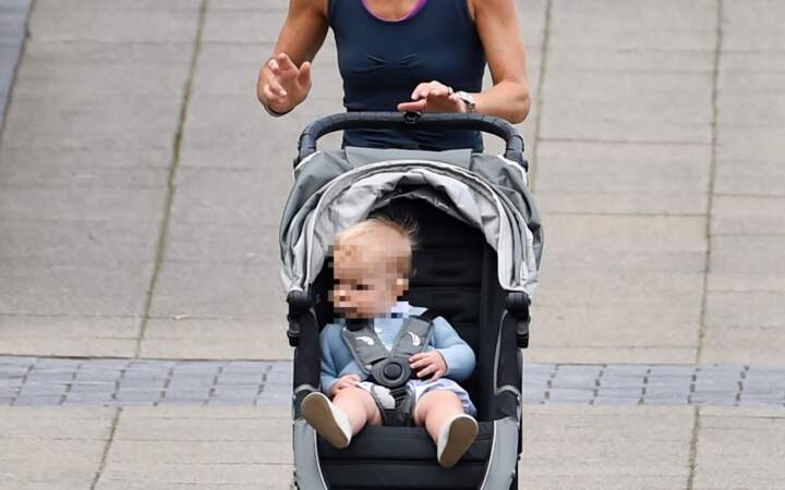 Arthur, le fils de Pippa Middleton, se fait promener pendant que maman fait son jogging, à Londres, le 6 août 2019.