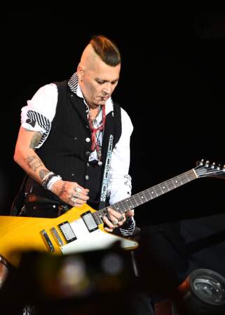 Johnny Depp se produit à un concert à Moscou, en Russie, le 28 mai