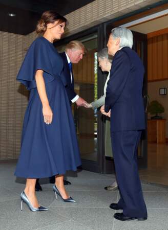 Melania Trump a choisi une robe bleu navy Dior pour une audience avec l'Empereur Akihito et l'Impératrice Michiko