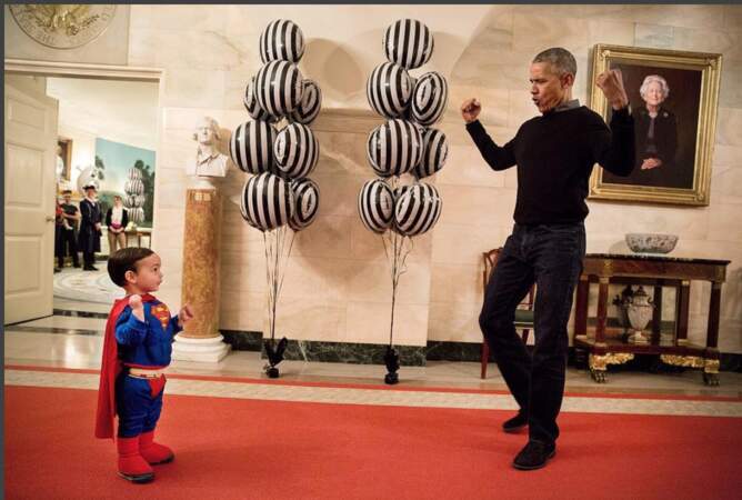 Barack et un petit invité déguisé en superman