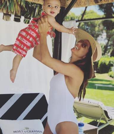 Eva Longoria, maman aux anges avec son fils d'un an a visiblement opté pour le blanc pour cet été 2019