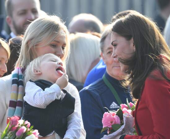 Kate Middleton rayonnante à la rencontre de la jeune génération de Belfast, le 27 février 2019.