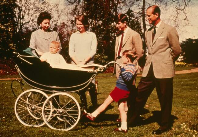 Le couple royal avec ses enfants: la Princesse Anne, les Princes Andrew et Charles, Baby Edward