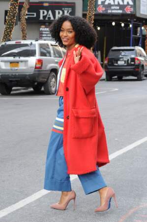Yara Shahidi, en manteau rouge oversize réversible Opening Ceremony, à New York le 3 janvier 2018