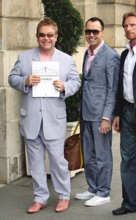 Elton John et son mari David Furnish se rendent à un évènement Chanel au Ritz