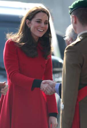 Kate Middleton fait sensation à Belfast avec un manteau rouge Carolina Herrera.