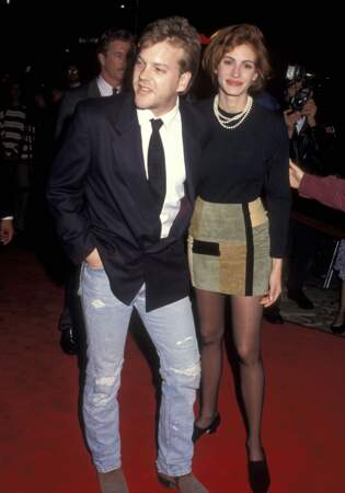 1991, Julia Roberts au bras de l'acteur Kiefer Sutherland, avec une coupe courte châtain aux nuances auburn