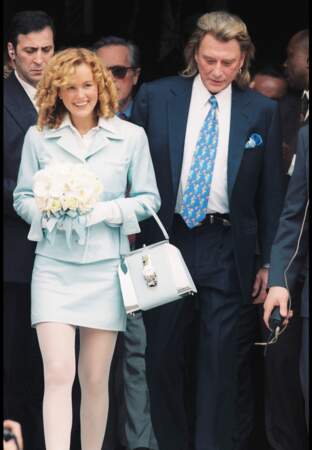 25 avril 1996, Johnny Hallyday et sa nouvelle épouse sortent de la mairie de Neuilly-sur-Seine.