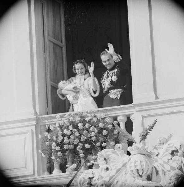 La princesse Grace et le prince Rainier au balcon du palais princier pour le baptême de Caroline, en 1957