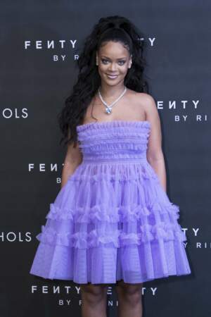  Rihanna, sublime en robe courte et longue queue-de-cheval très bouclée