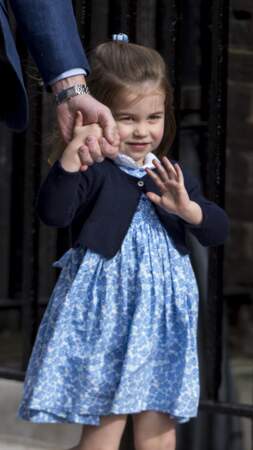 Le petit cardigan sur une robe : parfait pour la petite princesse Charlotte pour la rentrée