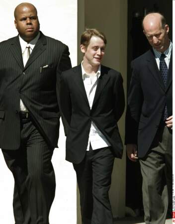 Macaulay Culkin venant de témoigner dans le procès de Michael Jackson pour abus sexuel sur mineur, en 2005