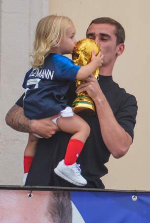 Antoine Griezmann et sa fille Mia embrassent la coupe