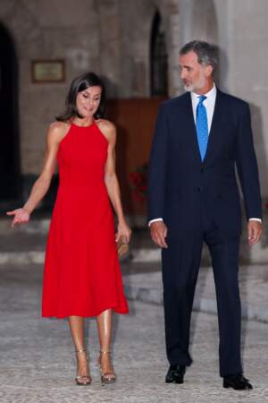 La robe rouge de Letizia d'Espagne mettait en valeur son teint hâlé