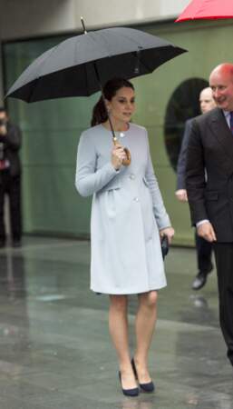 24 janvier 2018 : Kate Middleton en manteau bleu clair qui lui sied au teint