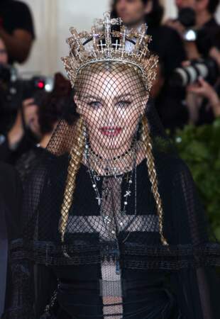 Madonna, coiffée de deux longues tresses, d'une couronne et d'un voile au Met Gala 2018