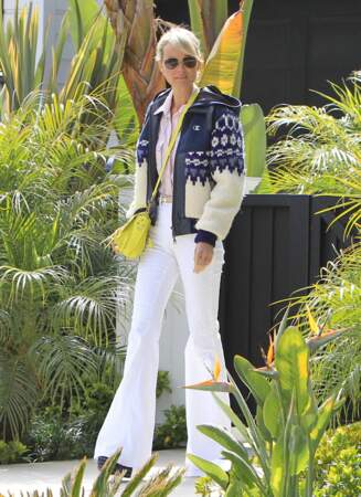 Laeticia Hallyday en jean bootcut blanc et veste en laine à Malibu, le 27 avril 2013