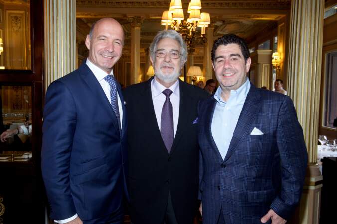 Christophe Laure (Directeur Général Café de la Paix) entouré de Placido Domingo et son fils
