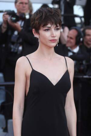 La charmante Ursula Corbero dans une très seyante robe noire et légère au festival de Cannes 2018.