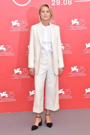 Trine Dyrholm en total-look blanc à la Mostra de Venise