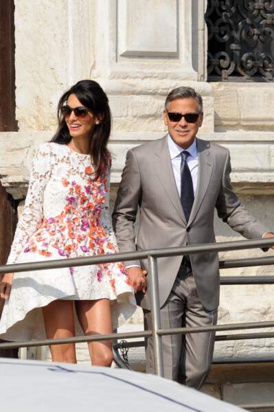 Après leur mariage, Amal Clooney a porté une robe Giambattista Valli fleurie, ultra élégante.