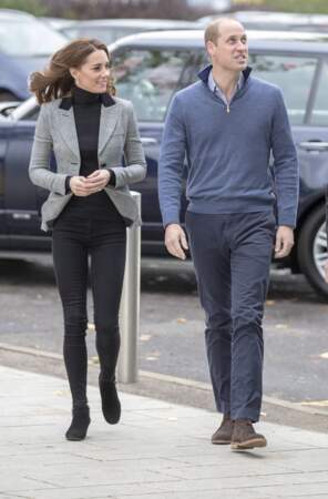 Total look noir et veste grise Prince de Galles : Kate Middleton est sobre et chic, même avec des bottines plates.