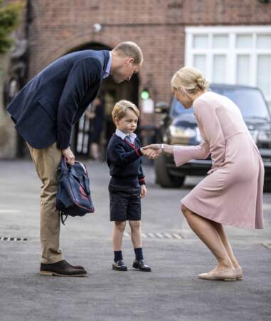 Le prince George accueilli par Helen Haslem, directrice de l'école Thomas's Battersea lors de sa première rentrée